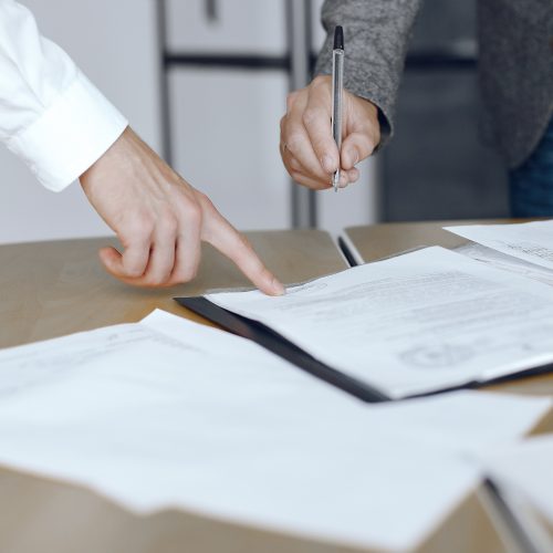 A reforma trabalhista trouxe no seu artigo 59, parágrafo 6° da CLT, a possibilidade do regime de compensação de jornada. Desse modo, o trabalhador labora além da jornada normal em alguns dias, para descansar em outros - por exemplo, em sextas-feiras que sucedem feriados às quintas-feiras. Assim, para que a compensação seja lícita, é preciso que seja estabelecido entre as partes um acordo individual escrito, observando o limite de compensação de 2 horas diárias a mais na jornada. Se ultrapassado esse limite, o excesso será devido como horas extras, endossando assim, o item IV da súmula 85 do TST. Nesse caso, a compensação das horas trabalhadas precisa ocorrer dentro do mesmo mês. Importante salientar que, o item VI da súmula 85 do TST não permite acordo de compensação de jornada em atividade insalubre, ainda que estipulado por convenção ou acordo coletivo, sem a necessária inspeção prévia e permissão da autoridade competente, na forma do artigo 60 da CLT. Lembrando que, estão excluídos desses termos, os empregados de confiança, alguns trabalhadores em atividade externa incompatíveis com a fixação de horário de trabalho e o teletrabalhador, conforme demonstra o artigo 62 da CLT. Já com a instituição de banco de horas pela empresa, o empregado que fizer horas extras, ao invés de recebê-las em espécie (pecúnia), fica com horas positivas em seu registro de ponto, para no prazo máximo de 1 ano, a depender da forma adotada pela empresa, possa compensá-las. O Banco de Horas possui dois prazos de compensação : 1. Anual: Previsto no artigo 59, parágrafo 2° da CLT, exigindo acordo ou convenção coletiva, sendo dispensado o acréscimo de salários, se o excesso de horas em um dia for devidamente compensado pela correspondente diminuição em outro dia. Porém, respeitando o limite de 10 horas diárias de trabalho. 2. Semestral: Acordo individual escrito entre empregado e empregador, desde que a compensação ocorra no período máximo de 6 meses. Nos casos de rescisão contratual, sem a compensação integral da jornada extraordinária, o trabalhador terá direito ao pagamento das horas extras não compensadas, calculadas sobre o valor da remuneração na data da rescisão. Recomenda-se atenção à fidelidade do banco de horas a ser instituído e administrado pela empresa, pois o desrespeito poderá gerar o pagamento de horas extras.